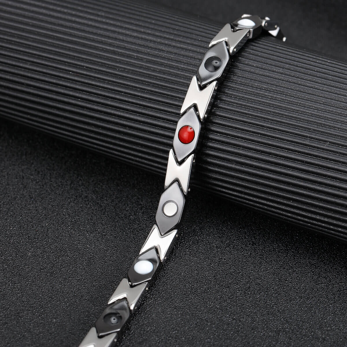 
                  
                    4-in-1 black and silver energy bracelet for recharging your energy
                  
                