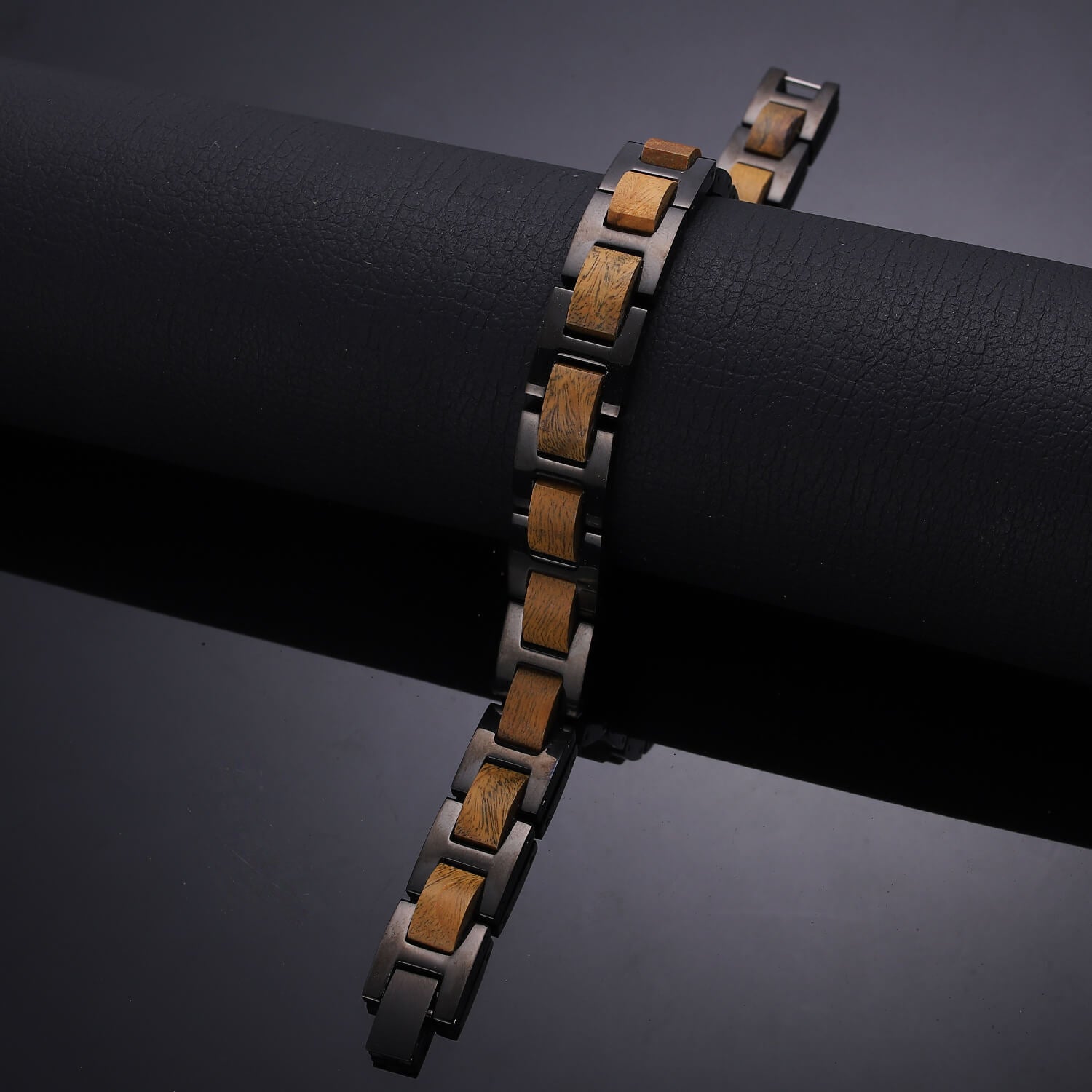 
                  
                    Wood and stainless steel magnetic bracelet in two colors, model WB010
                  
                